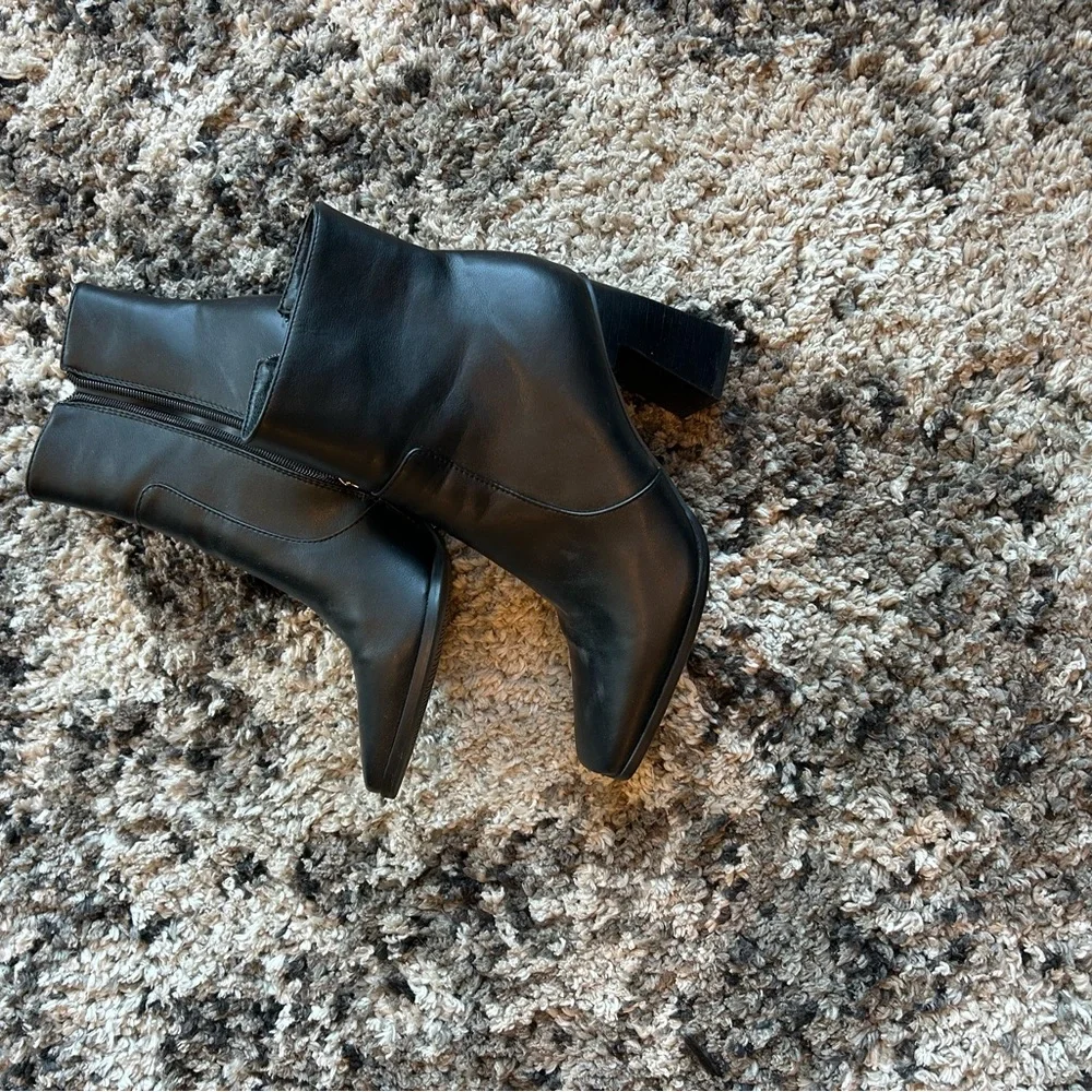 Black ankle high booties - Picture 2 of 7